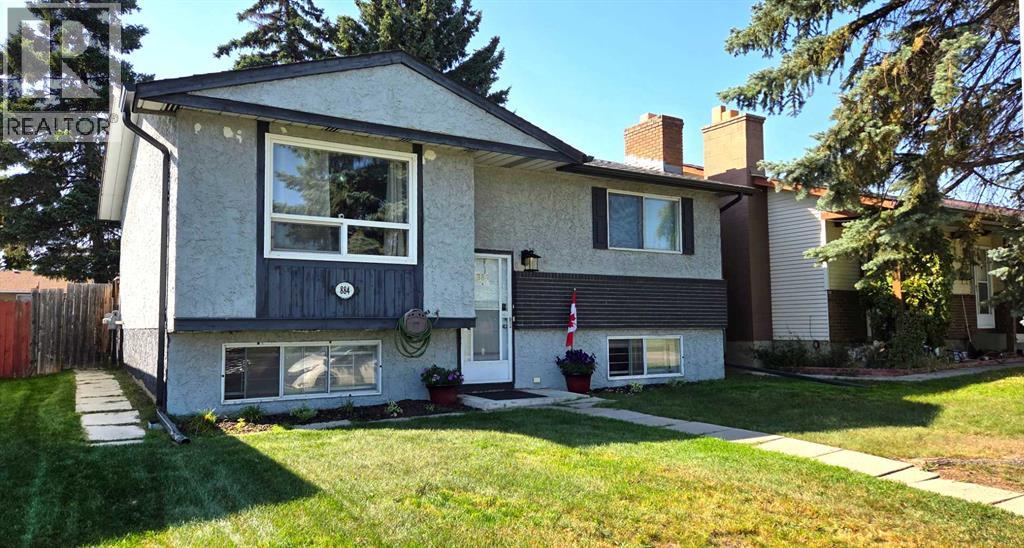 884 Rundlecairn Way NE - 3