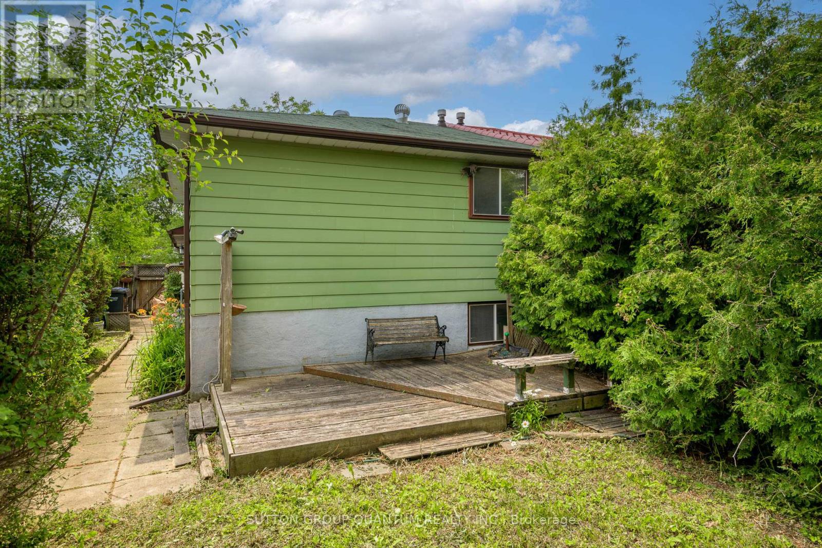 754 EAGLEMOUNT CRESCENT - 44