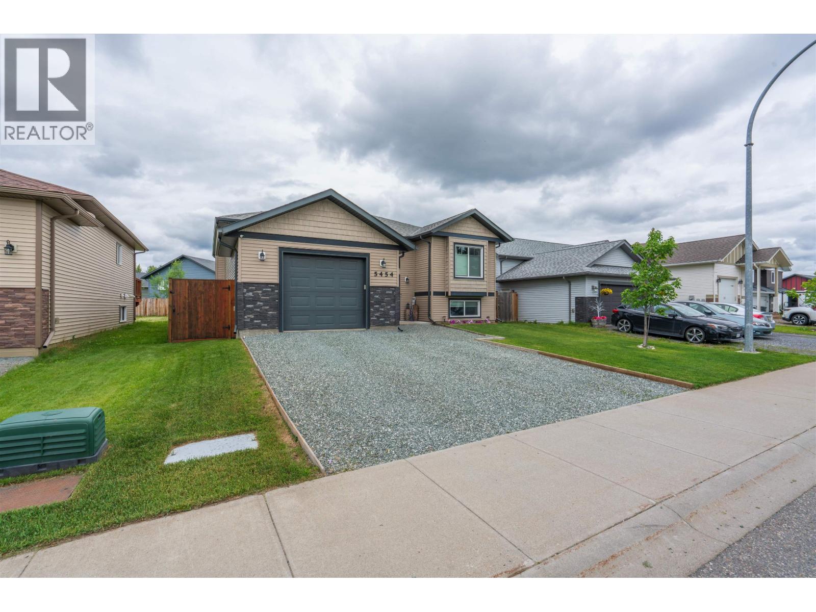 Living room of 5454 WOODVALLEY DRIVE · Prince George, BC