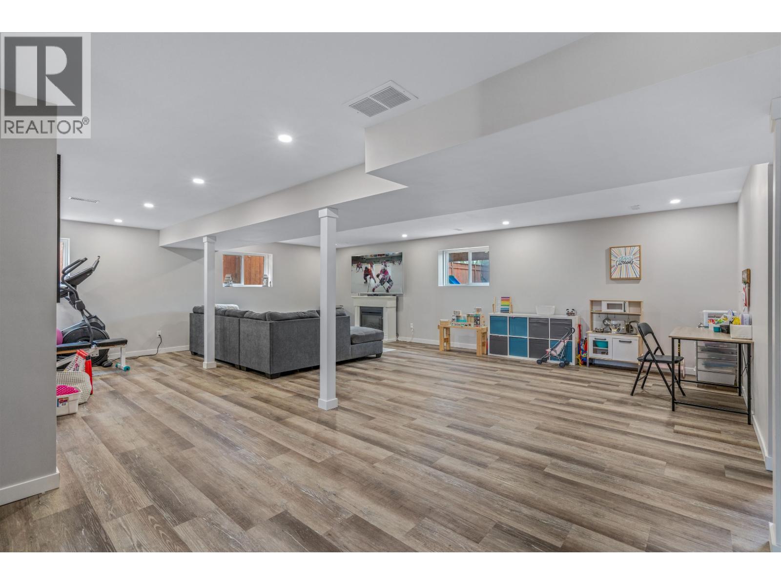 Photo 15 of 23 — 5454 WOODVALLEY DRIVE · Prince George, BC