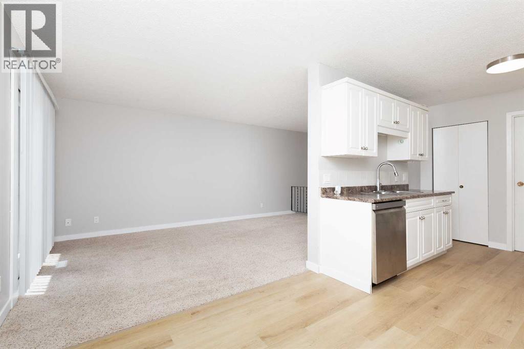 #13 5 Acadia Road W - 11