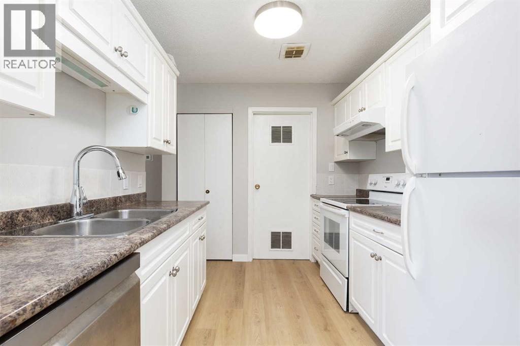 #13 5 Acadia Road W - 12