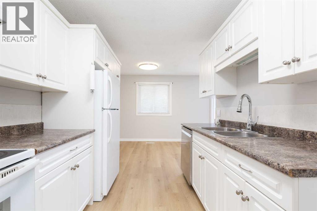#13 5 Acadia Road W - 13