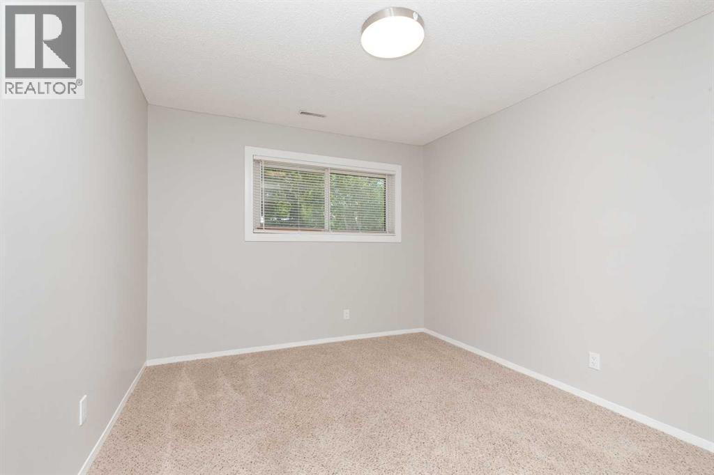 #13 5 Acadia Road W - 16