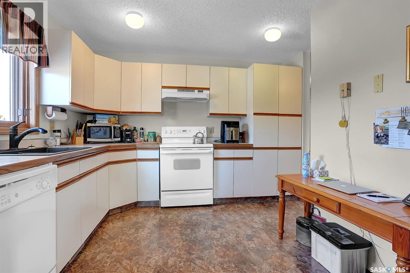 #311 561 Broadway STREET W - 5