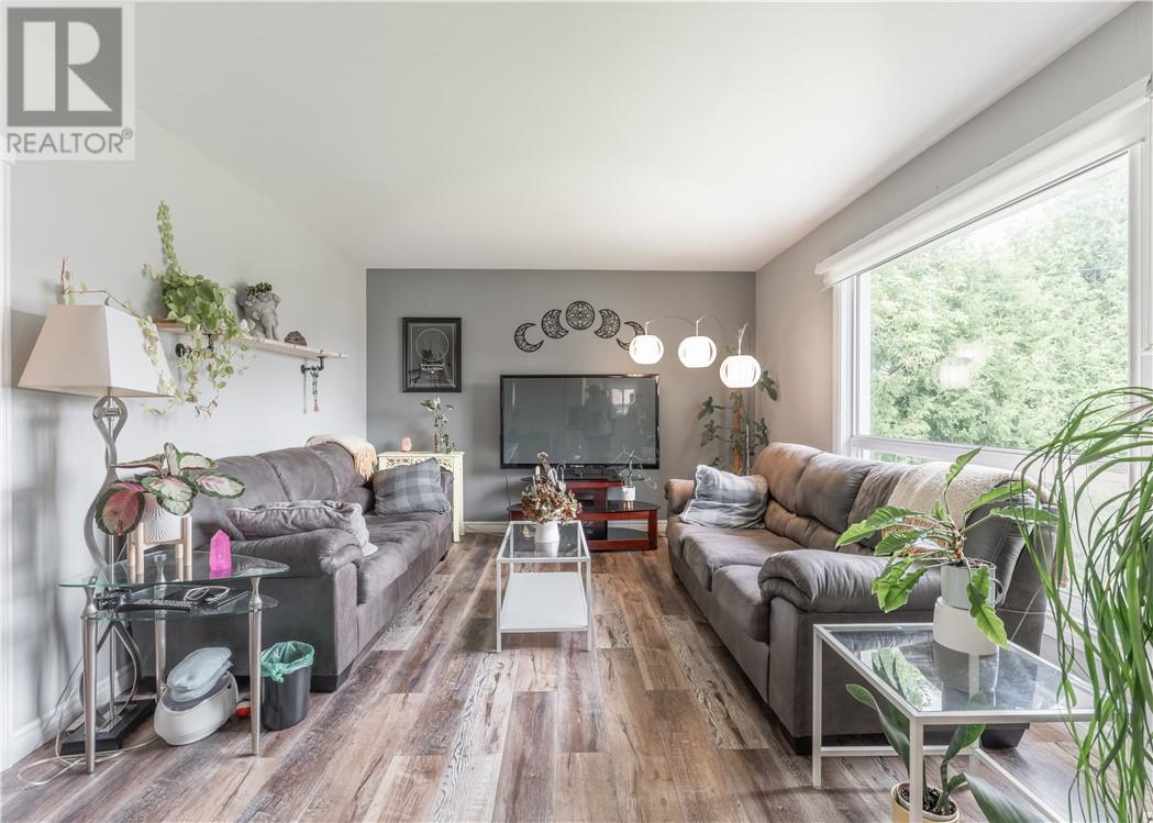 401 Denis Crescent - 3