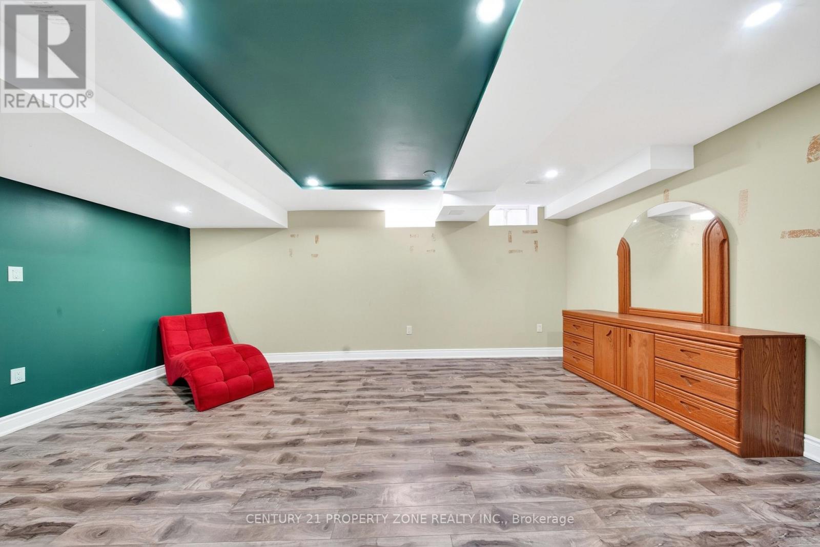 22 MILTARY CRESCENT E - 42