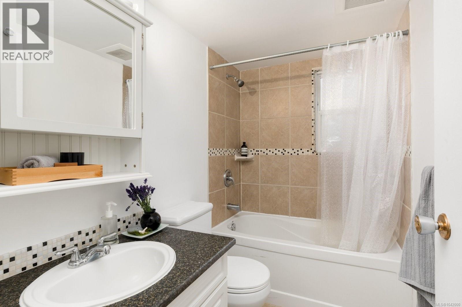  1630 Christmas Avenue, Saanich