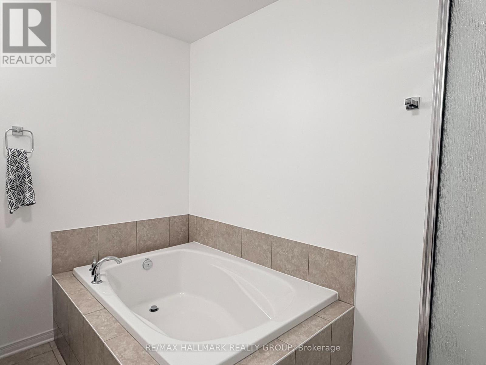 3 Bed, 2 Bath House for Rent in Ottawa – 304 APPLECROSS CRESCENT, Ottawa – MLS# X13527576 - Image 19
