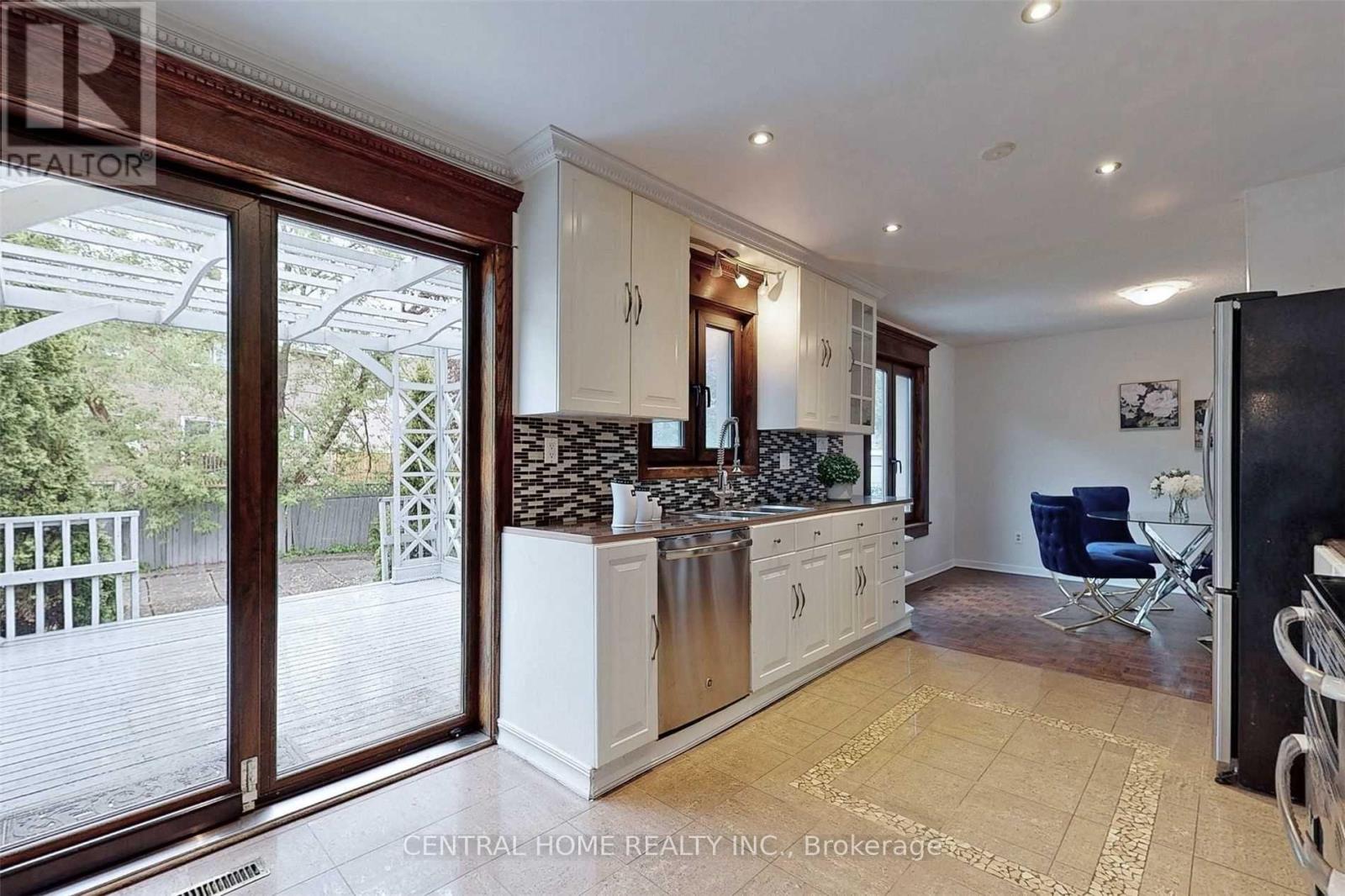 18 MAYVERN CRESCENT - 14