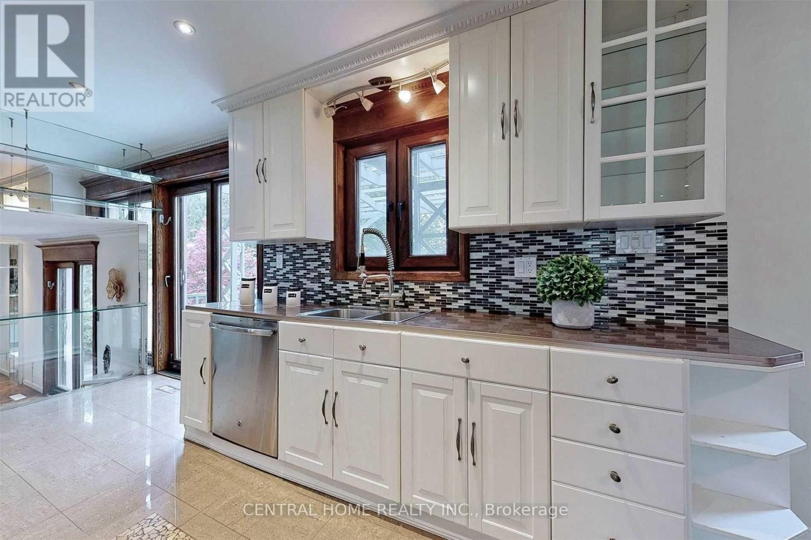 18 MAYVERN CRESCENT - 18
