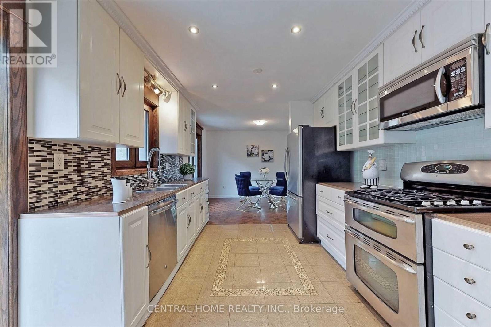 18 MAYVERN CRESCENT - 20