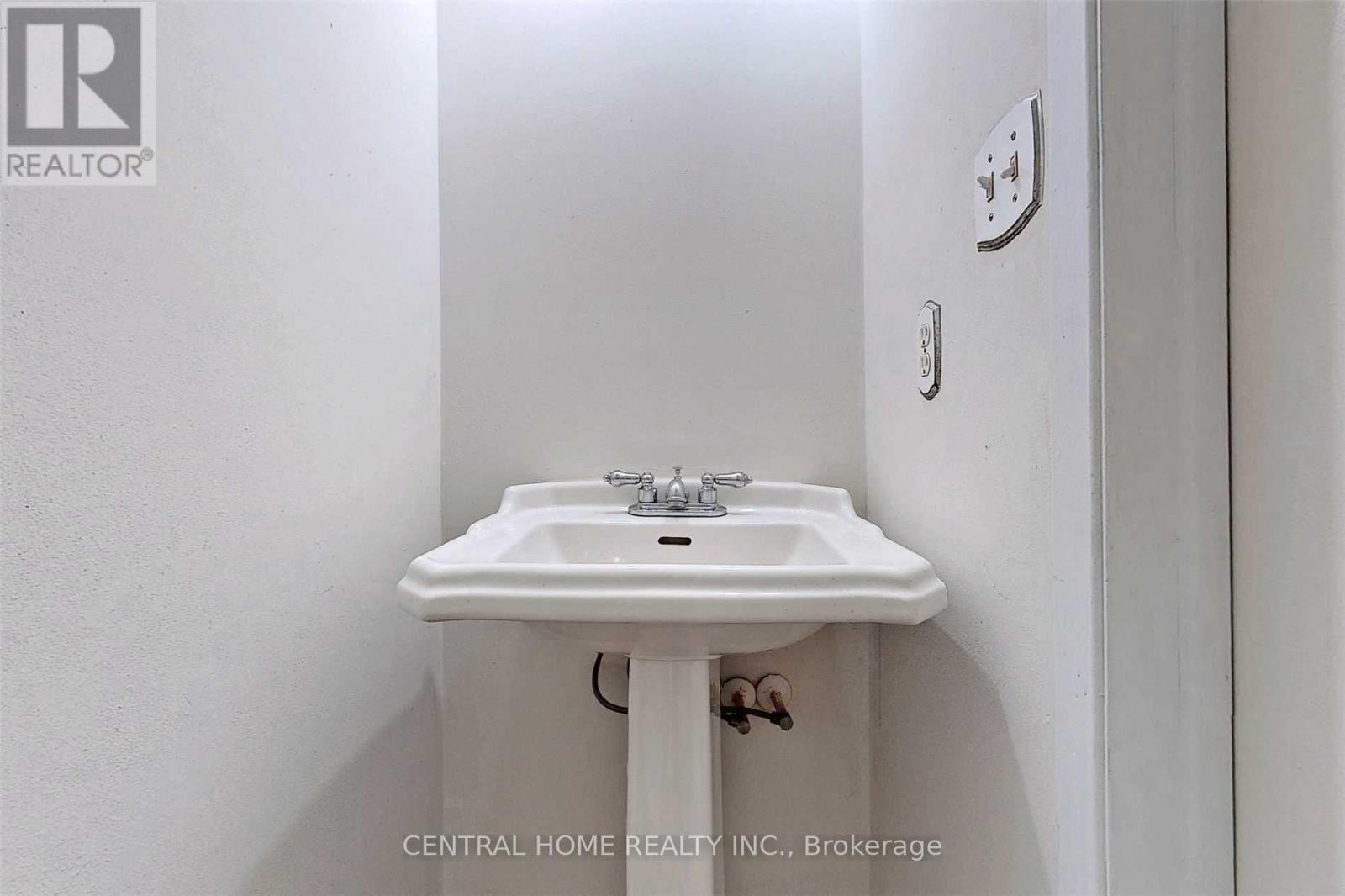 18 MAYVERN CRESCENT - 24