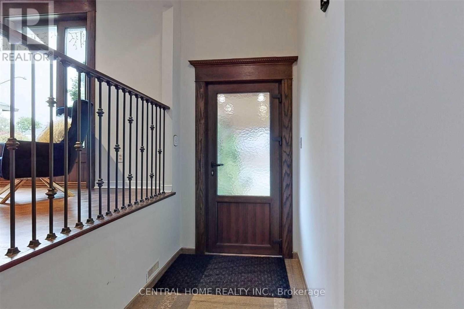 18 MAYVERN CRESCENT - 26