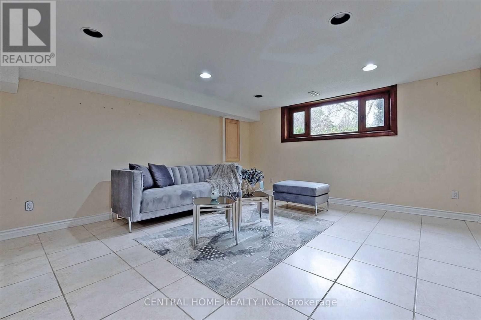 18 MAYVERN CRESCENT - 33