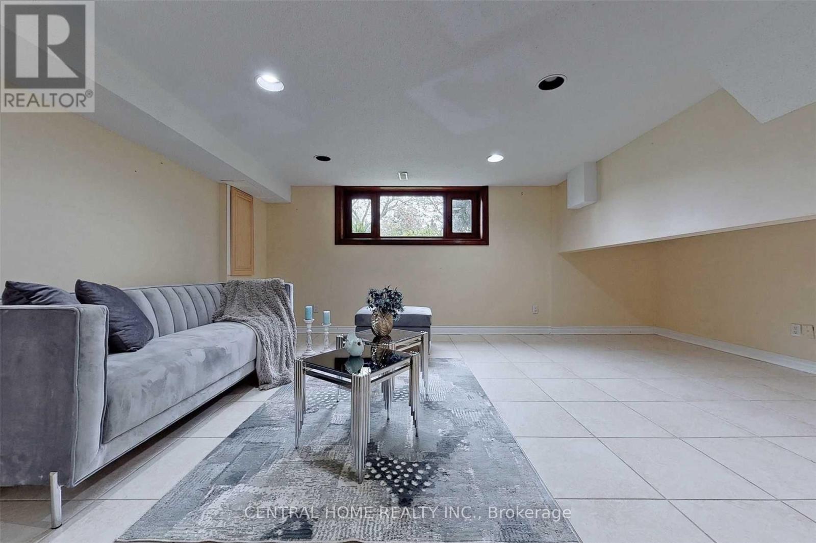 18 MAYVERN CRESCENT - 34
