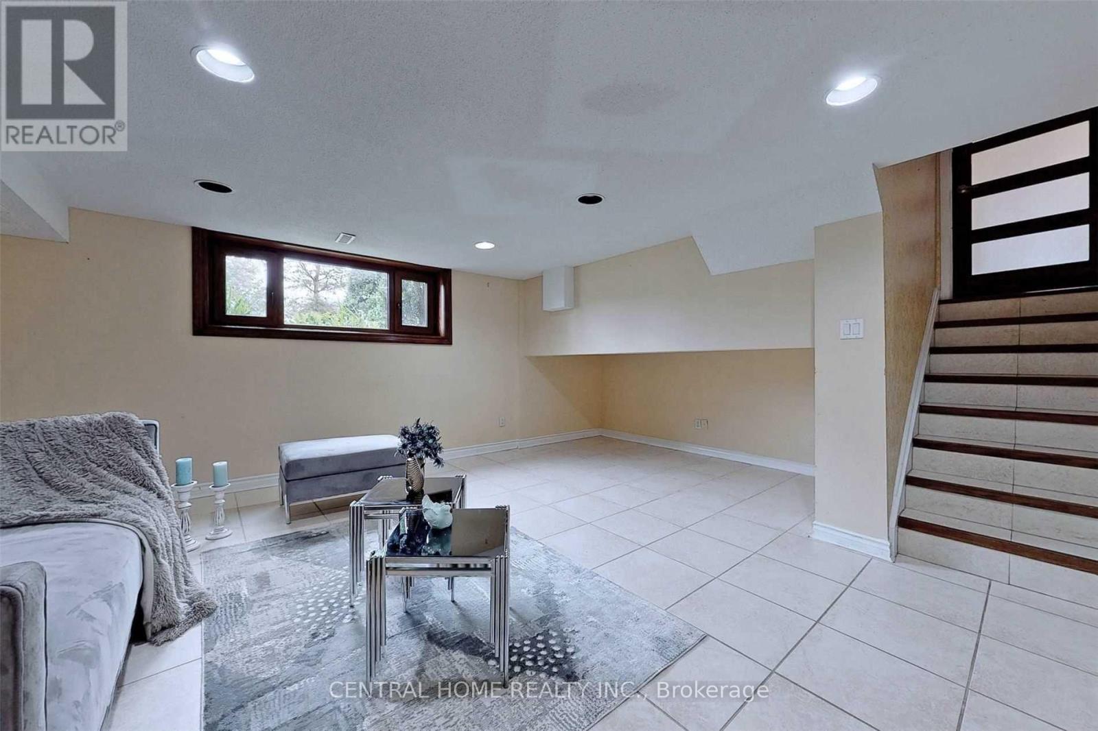18 MAYVERN CRESCENT - 35