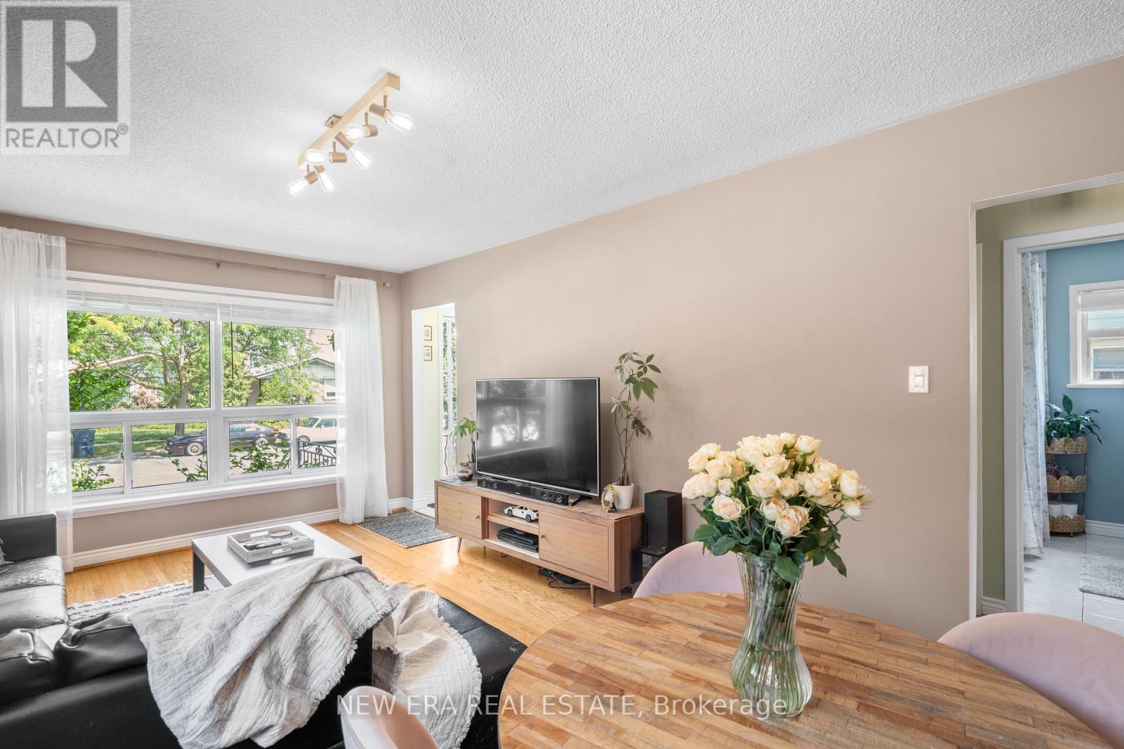 91 HADRIAN DRIVE - 12