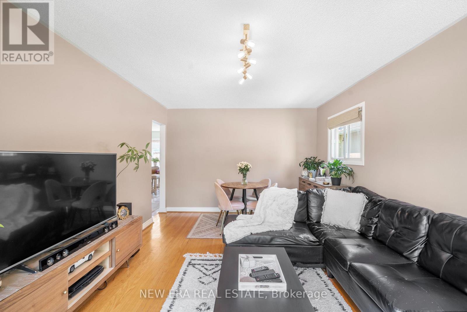 91 HADRIAN DRIVE - 13