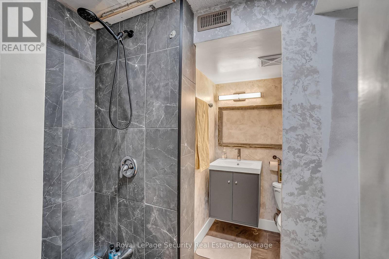 #1207 10 MARTHA EATON WAY - 22