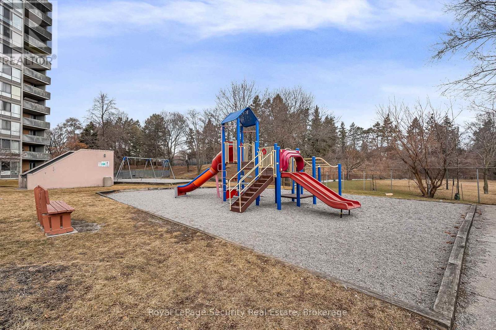#1207 10 MARTHA EATON WAY - 31
