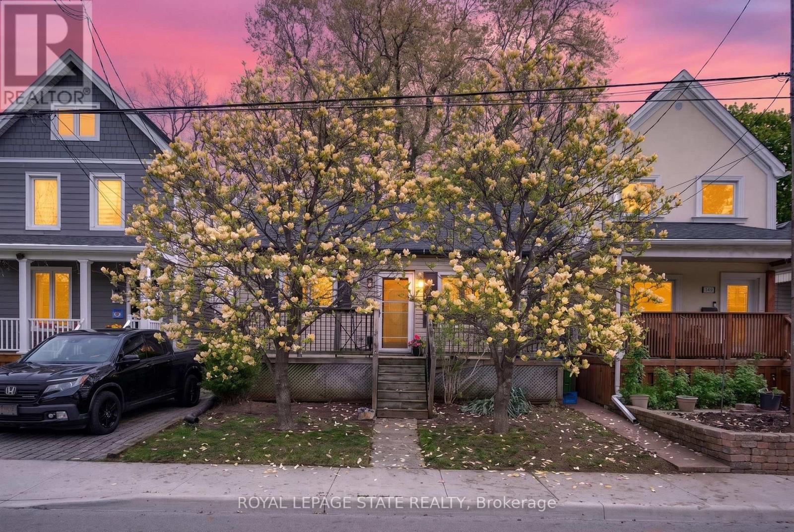 147 STRACHAN STREET E - 1