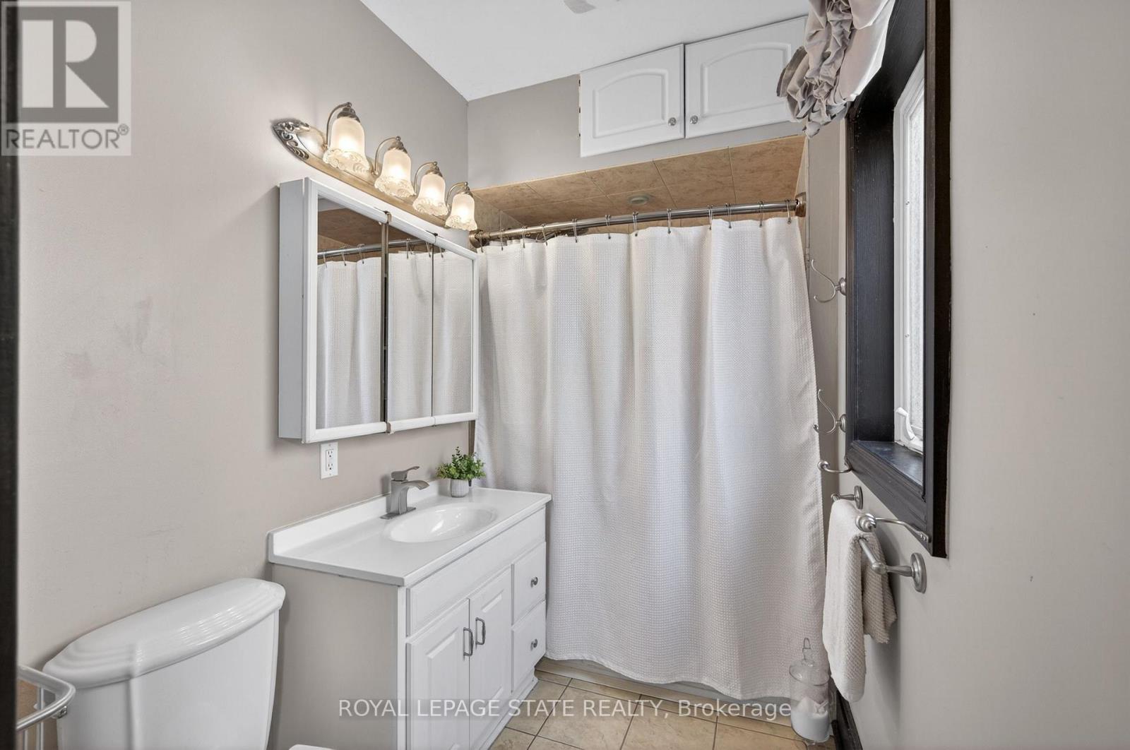 147 STRACHAN STREET E - 11