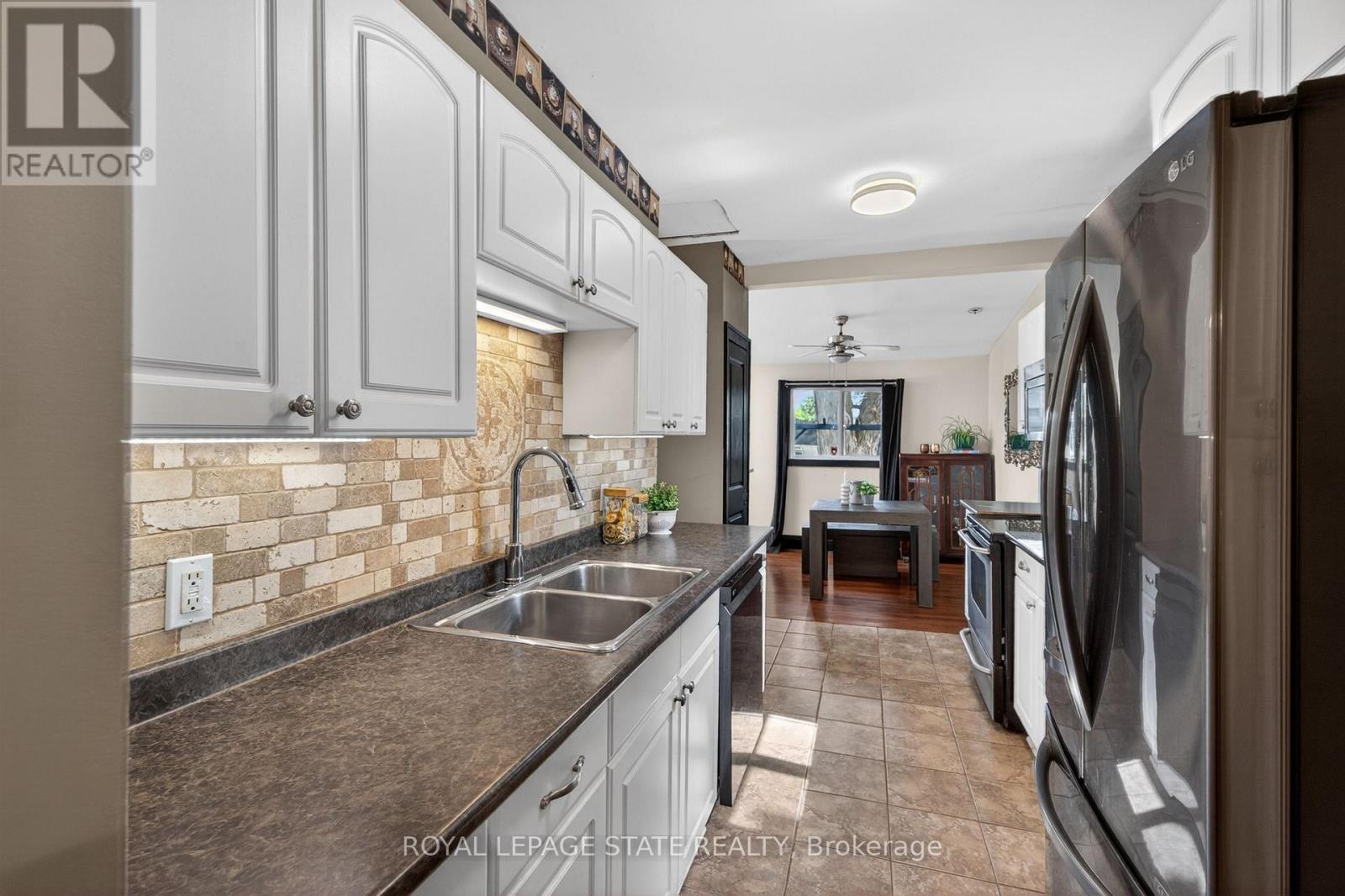 147 STRACHAN STREET E - 14