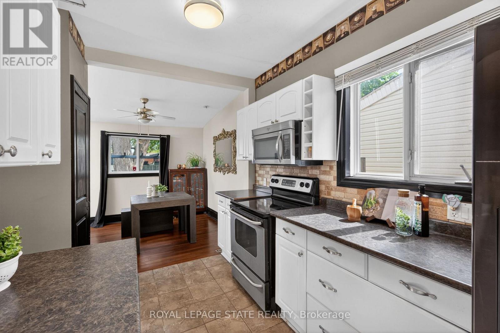 147 STRACHAN STREET E - 17