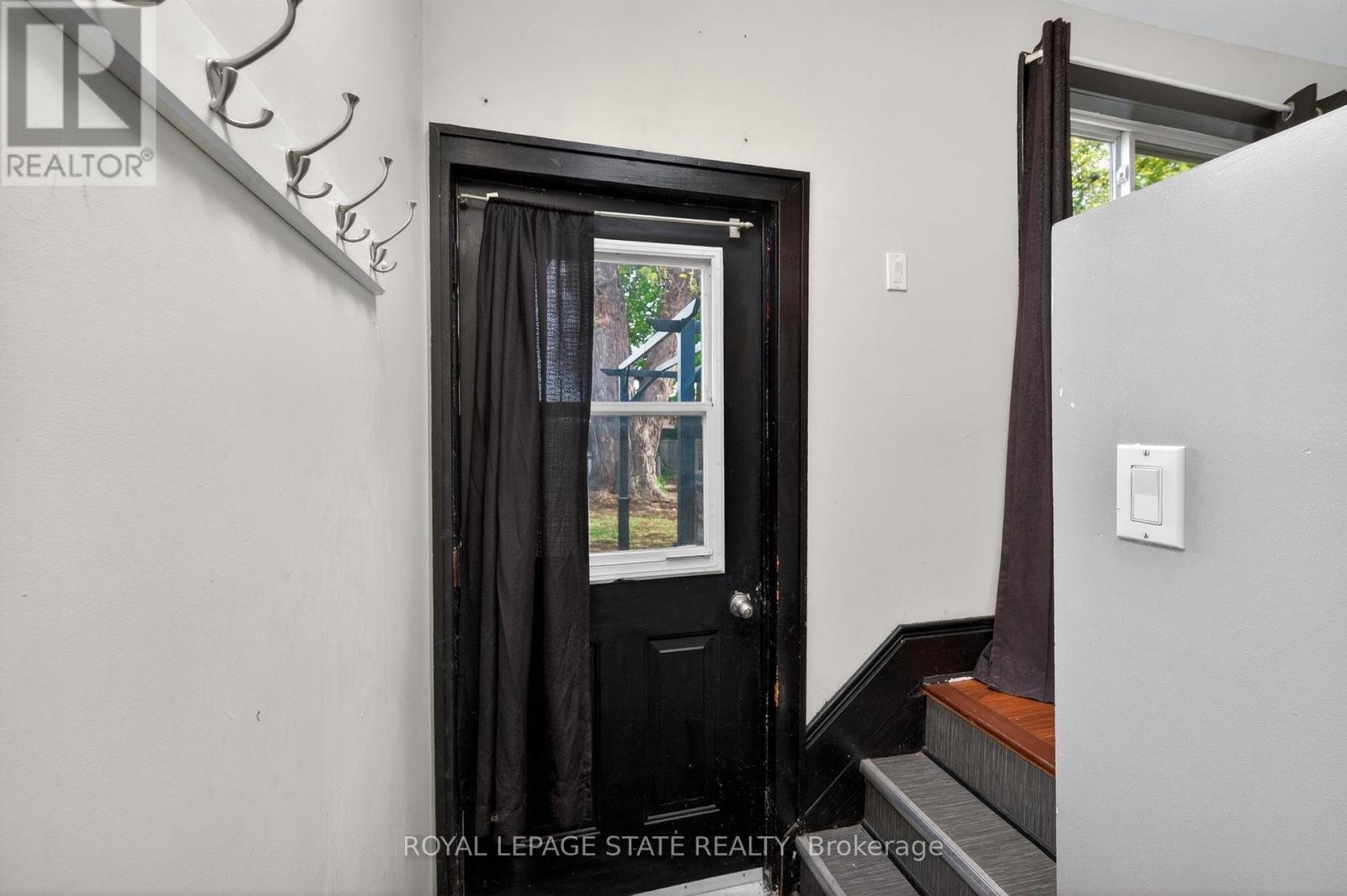 147 STRACHAN STREET E - 23