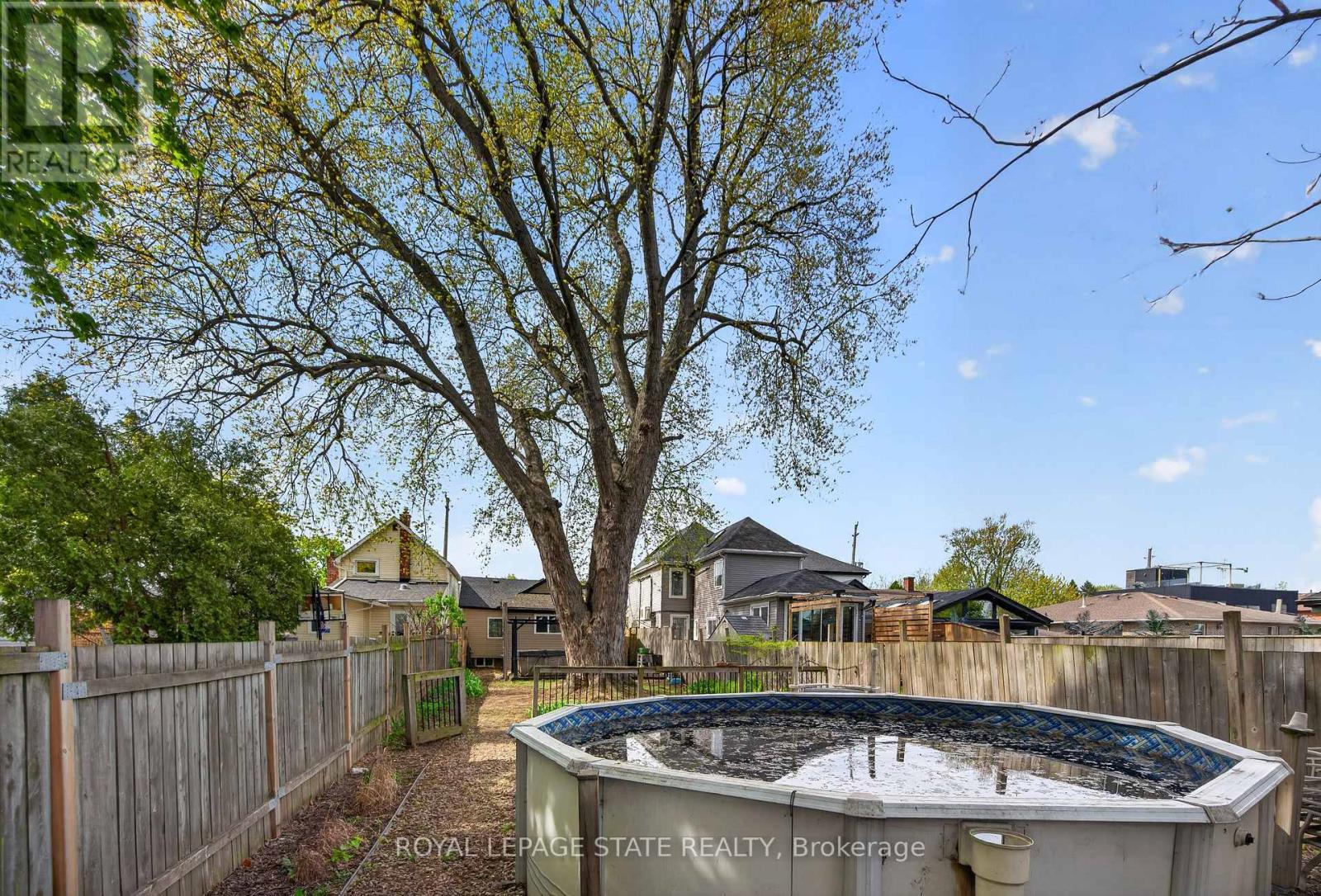 147 STRACHAN STREET E - 27