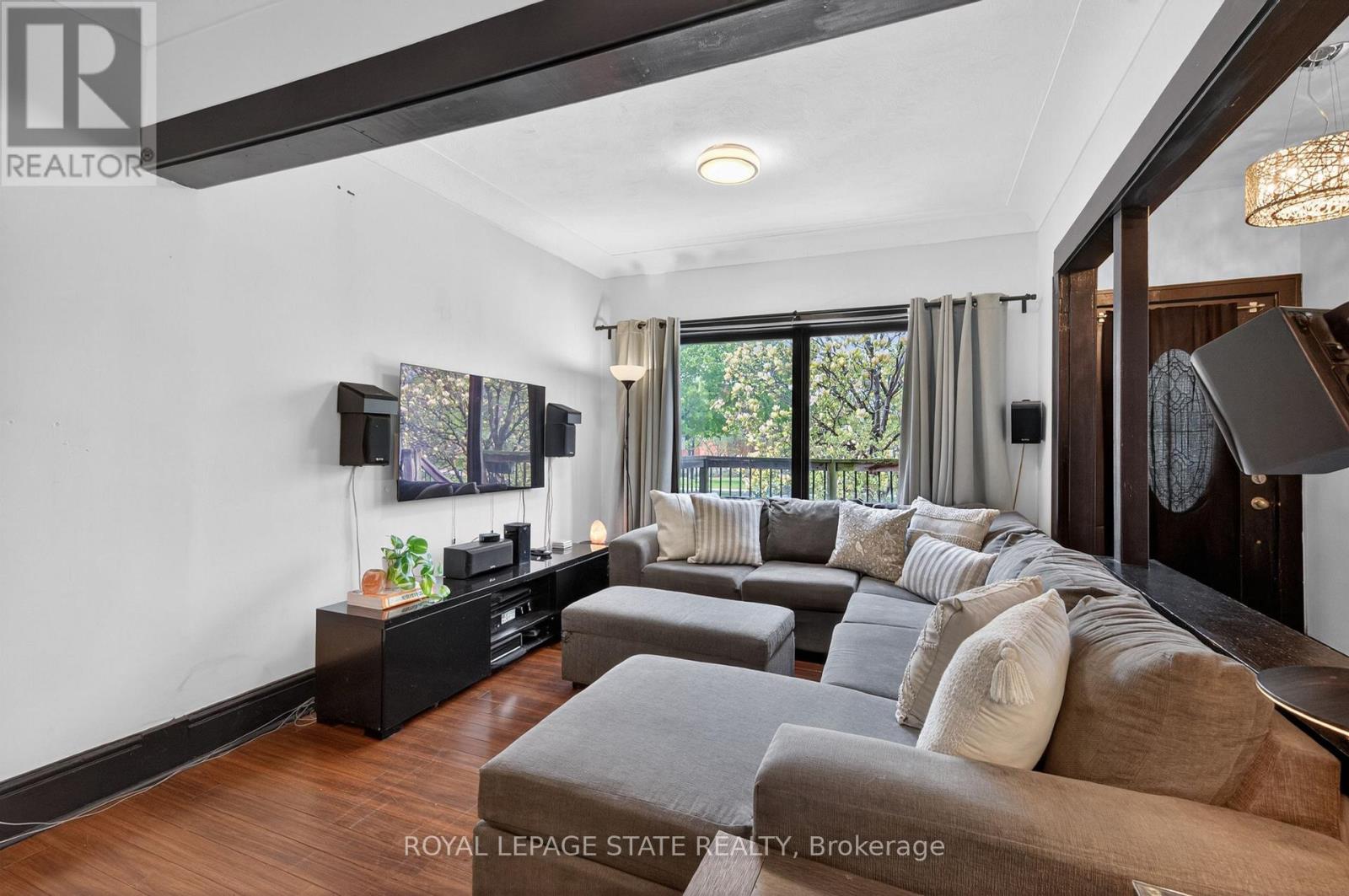 147 STRACHAN STREET E - 4
