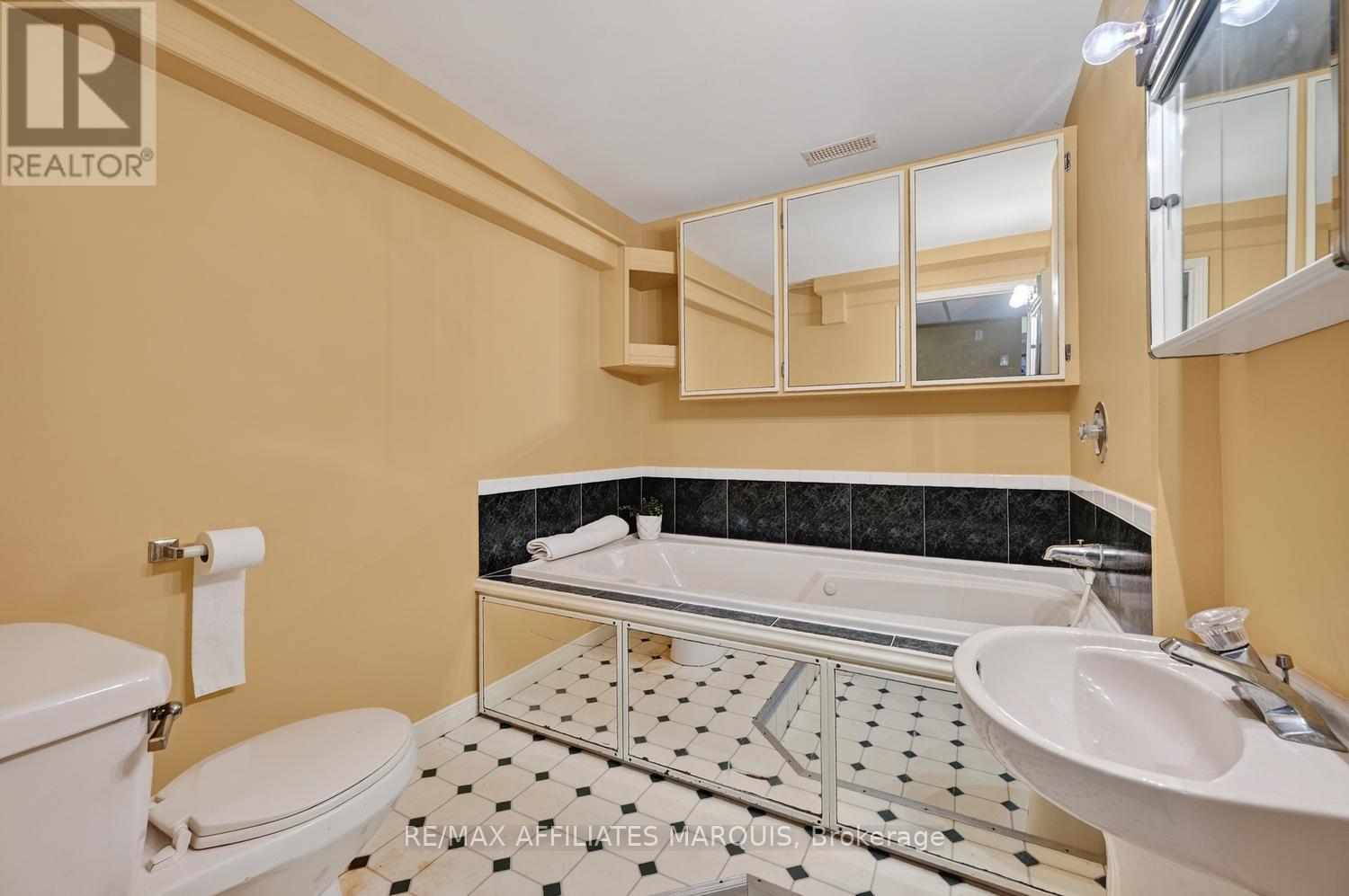 4 DAVIS LANE - 32