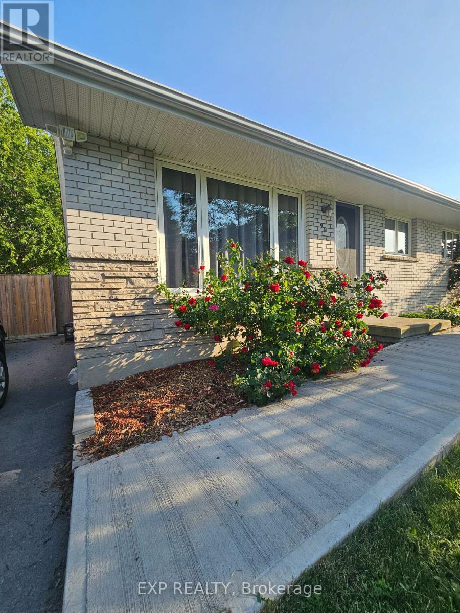 90 MORENZ CRESCENT - 2