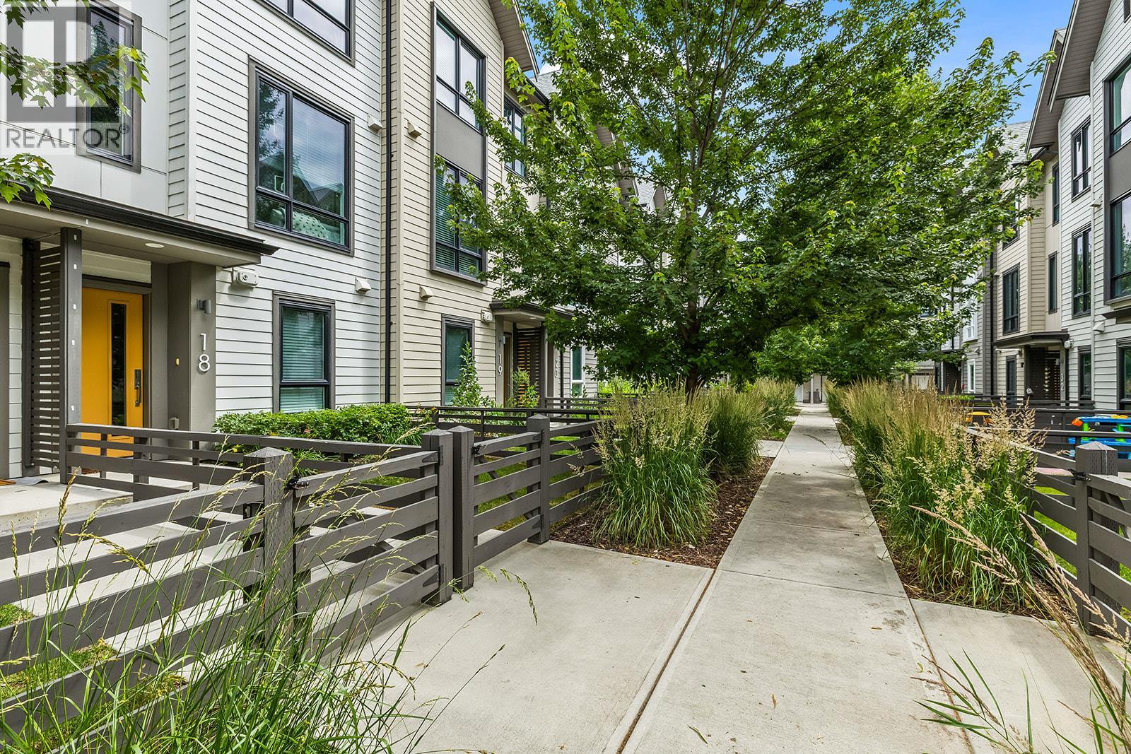 #18 170 Celano Crescent - 2