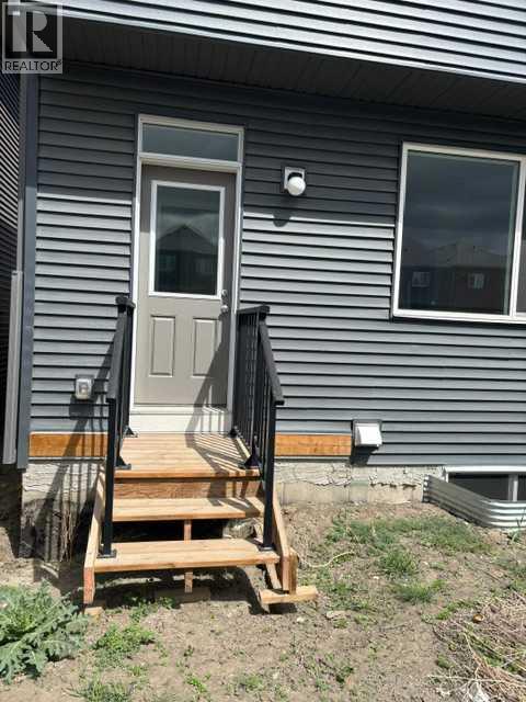 619 Savanna Crescent NE - 29