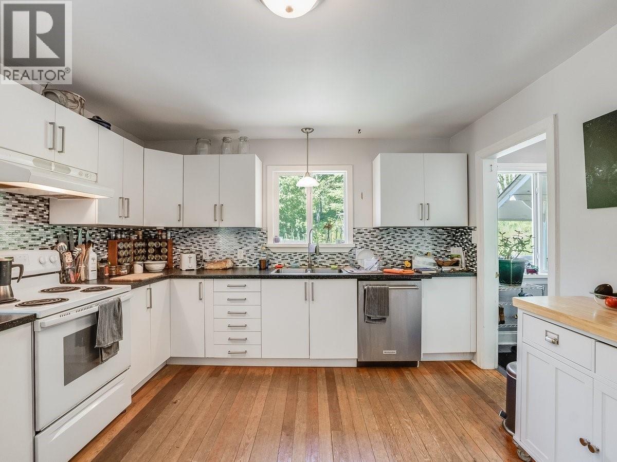 5875 SLOCAN RIVER Road - 42