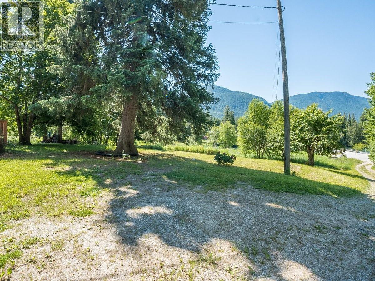 5875 SLOCAN RIVER Road - 43