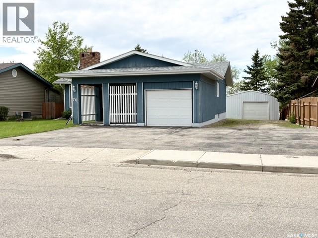 70 Clarewood CRESCENT - 2