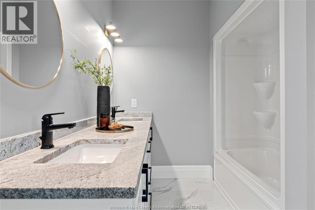 3161 MCROBBIE - 32