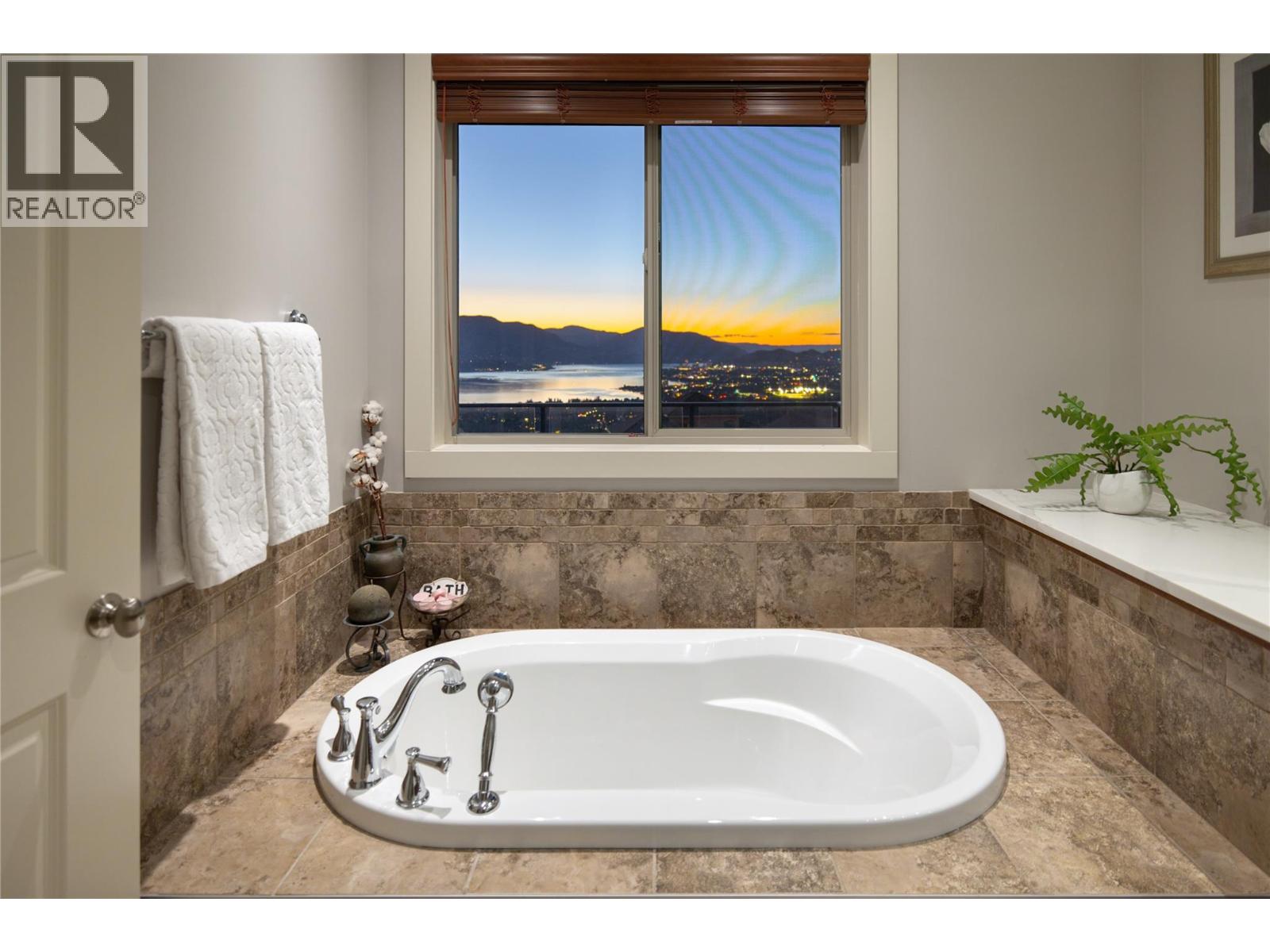 888 HEWETSON Avenue, Kelowna