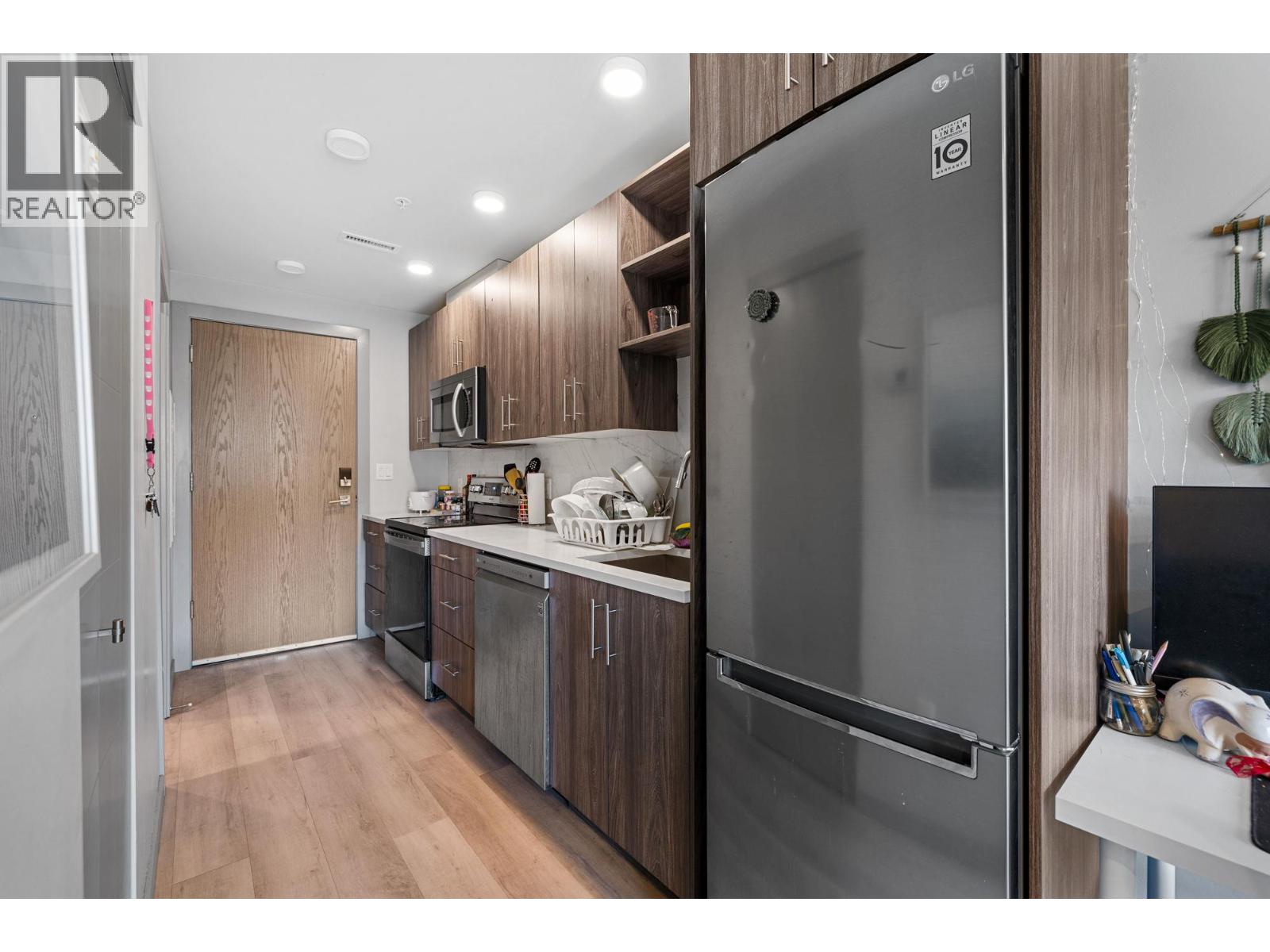 #220 345 Dougall Road N - 6