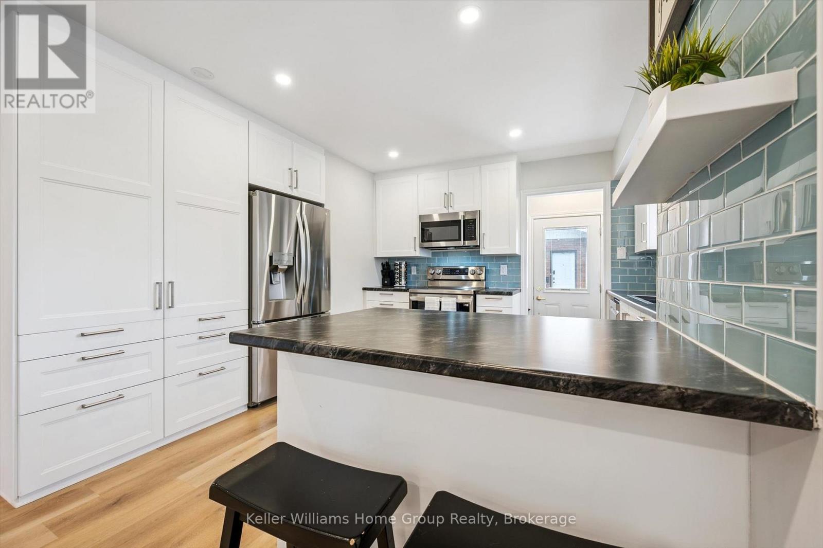23 HASTINGS BOULEVARD - 23