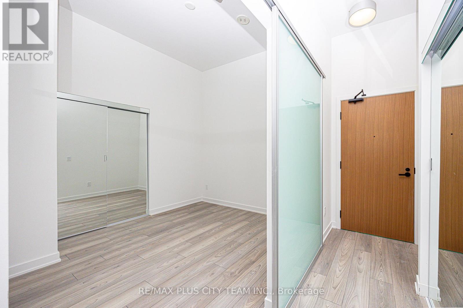 #105 8 TIPPETT ROAD - 11