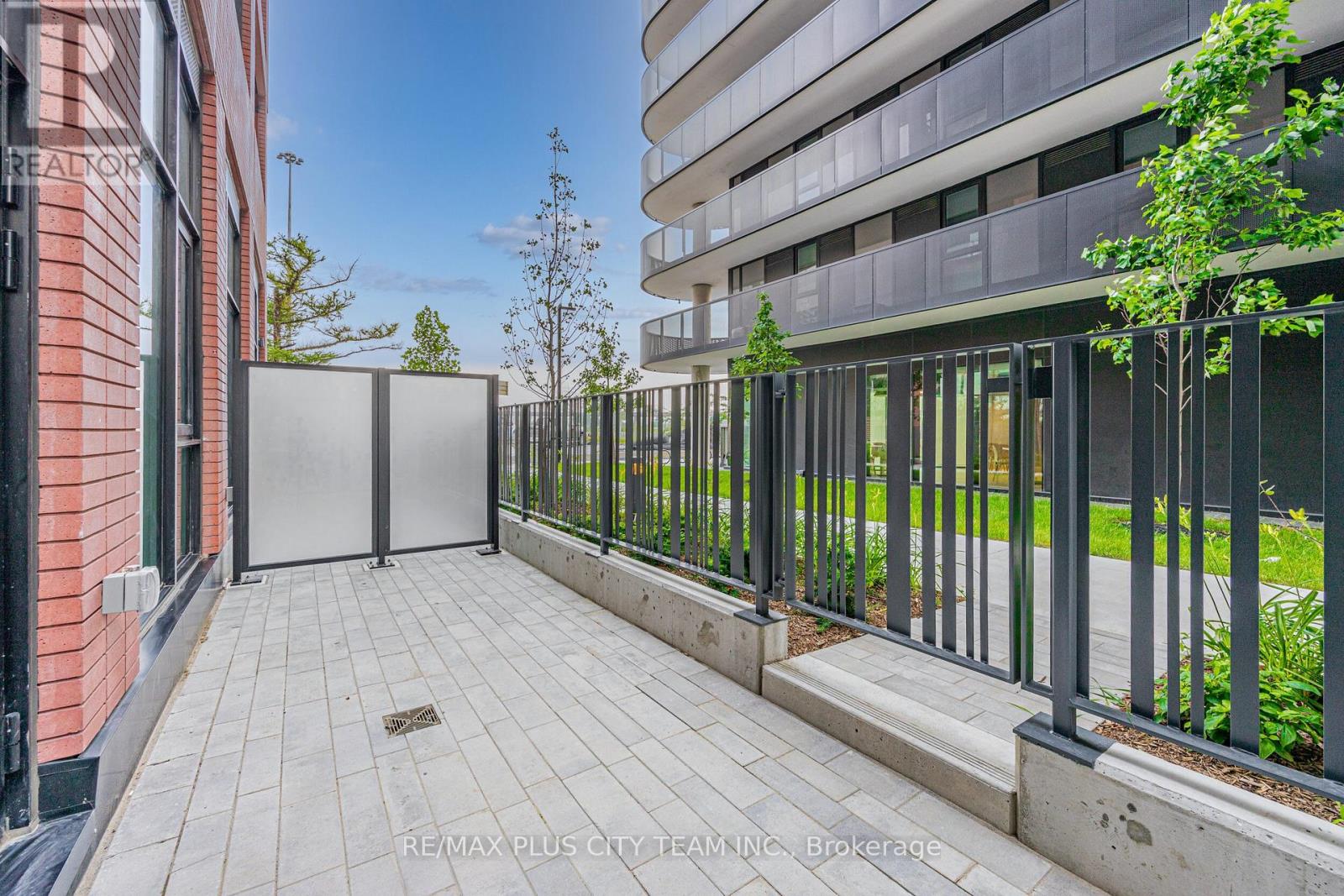 #105 8 TIPPETT ROAD - 16
