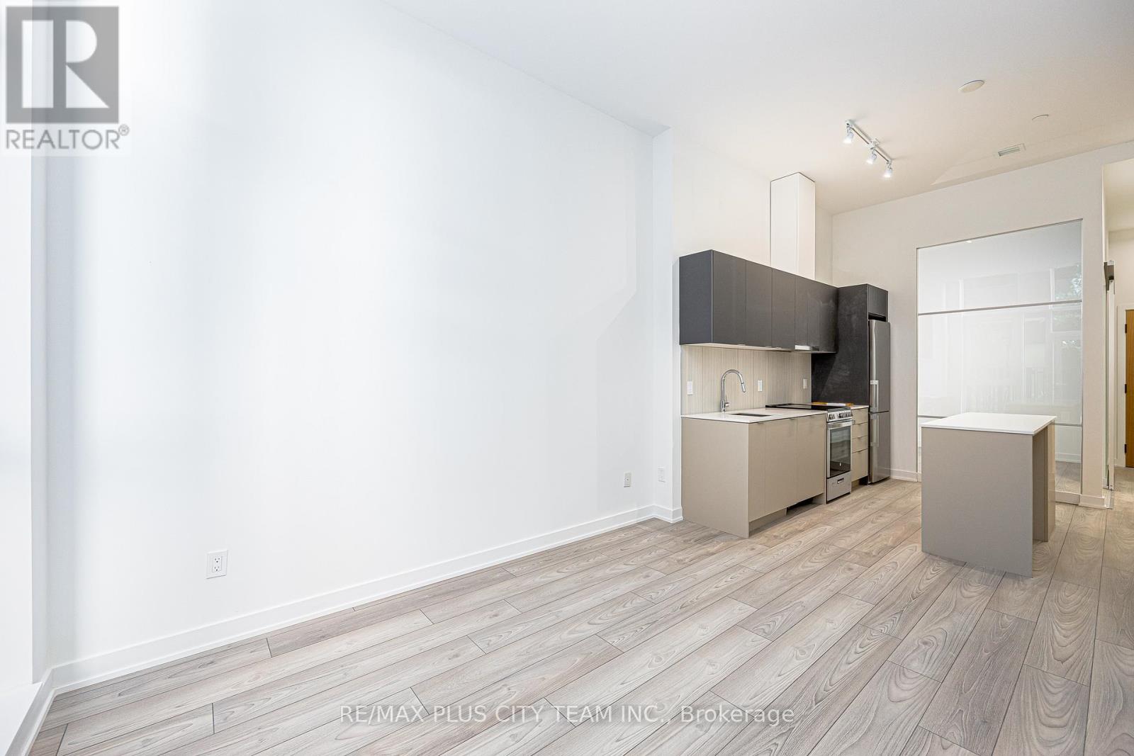 #105 8 TIPPETT ROAD - 3