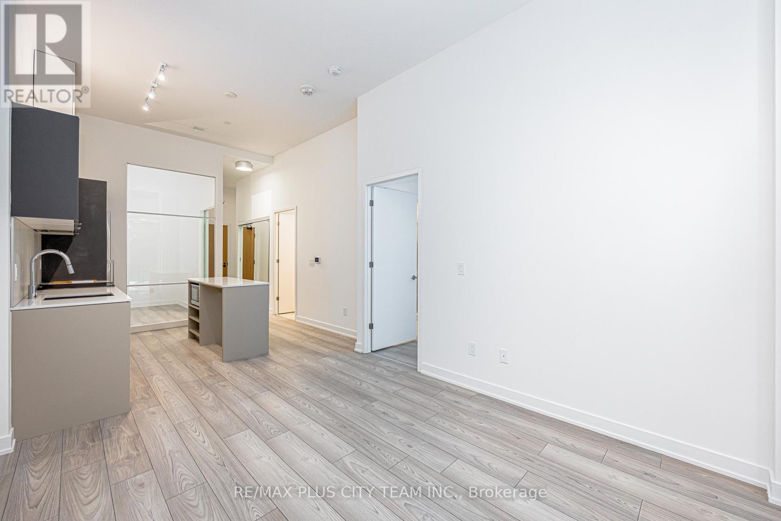 #105 8 TIPPETT ROAD - 4