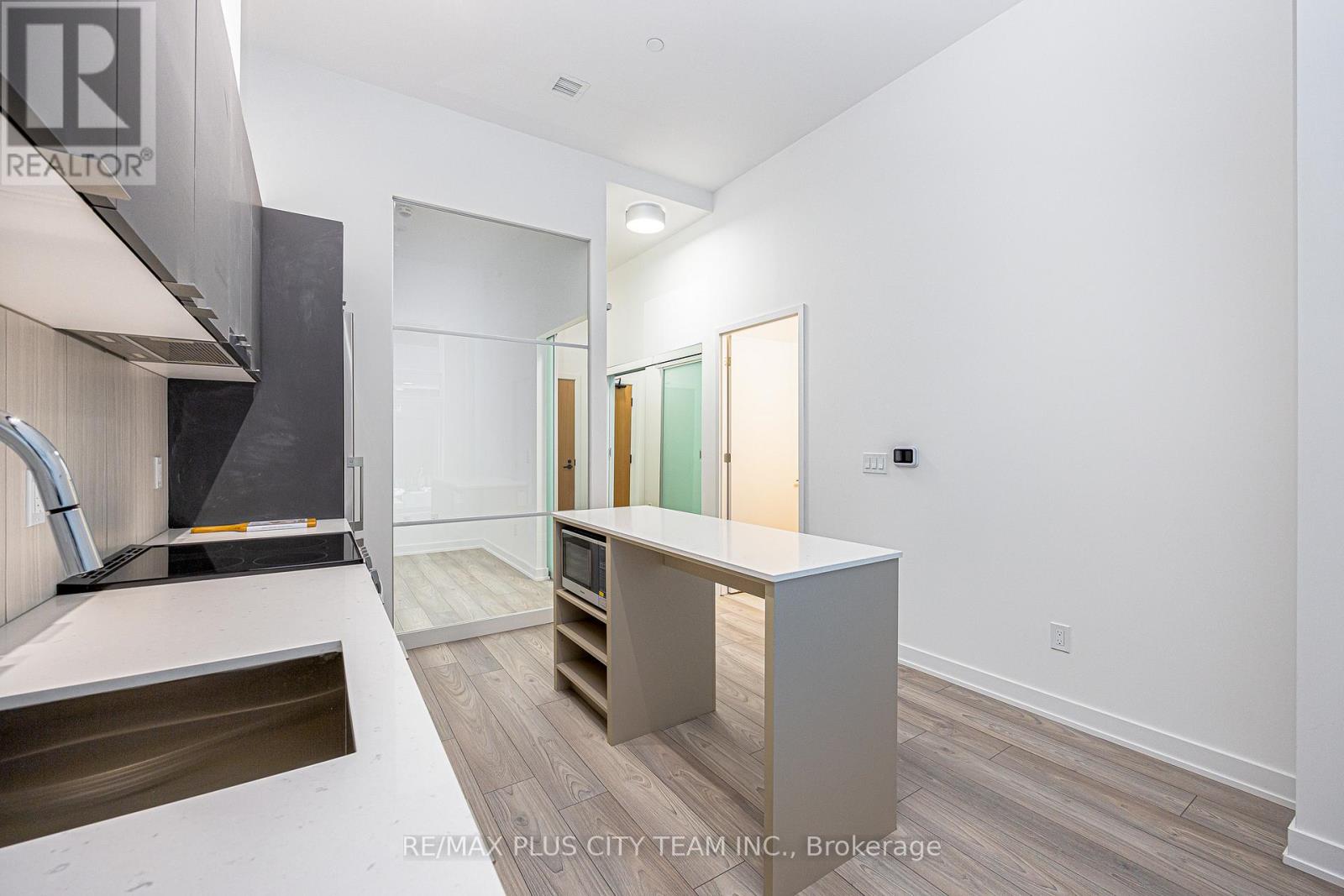 #105 8 TIPPETT ROAD - 6
