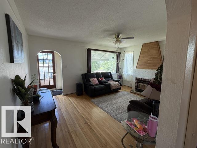 5215 46 ST - 8
