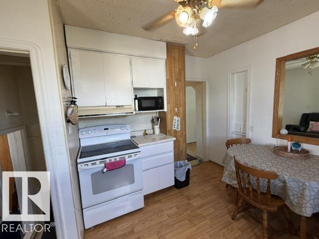5215 46 ST - 11